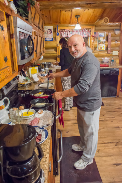 做早餐的老先生图片下载