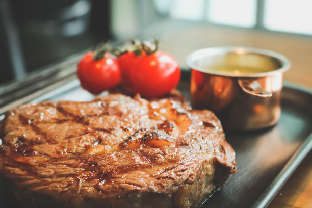 近距离观察餐厅托盘上的牛排。图片下载