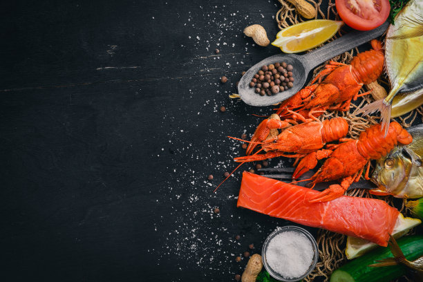 海鲜。呕吐鱼、龙虾、鲑鱼。在木制的背景上。前视图。文本的空闲空间。图片下载