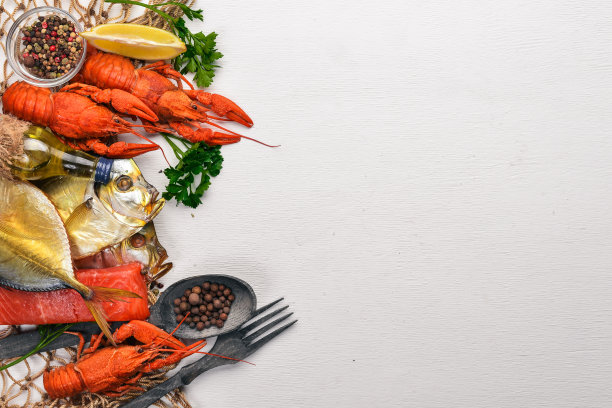 海鲜。呕吐鱼、龙虾、鲑鱼。在木制的背景上。前视图。文本的空闲空间。图片下载