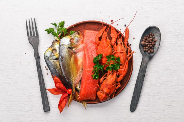 海鲜。呕吐鱼、龙虾、鲑鱼。在木制的背景上。前视图。文本的空闲空间。图片下载