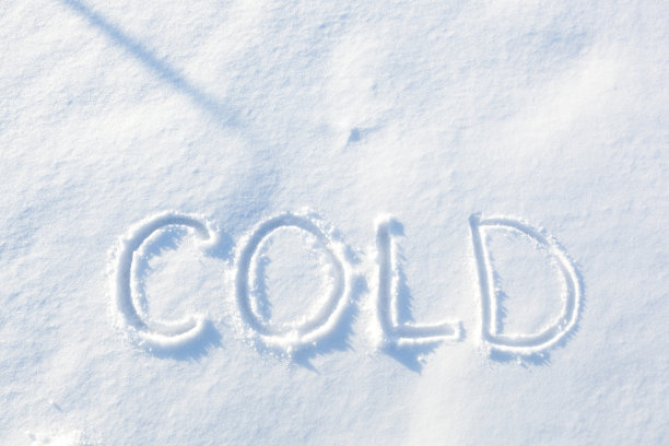 寒冷的字写在雪地背景在冬天图片下载