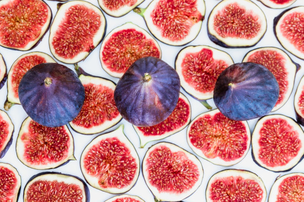 切片成熟无花果的图案，整个在上面，孤立在白色背景上。水果插图。食物的照片。平躺，俯视图。图片下载