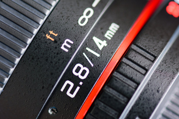 微距拍摄的相机镜头聚焦于相机镜头信息，光圈大小f2.8和ens焦距是14毫米。图片下载