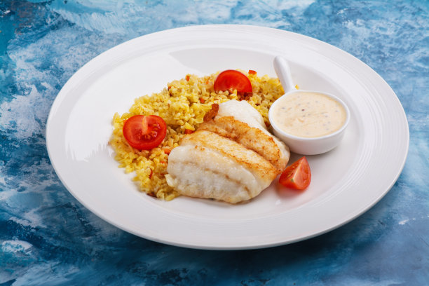 炸梭鱼鲈鱼片和碎干素材图片