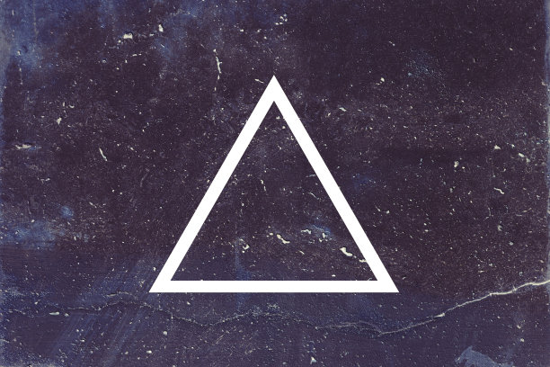 黑色背景上的白色三角形图片下载
