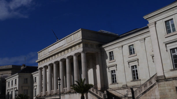 蓝天下的法院图片下载