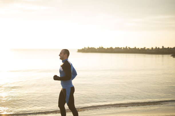 慢跑和微笑的海滩-后面的防波堤图片下载
