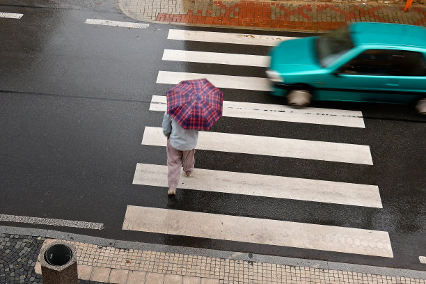 雨中人行横道俯视图素材图片