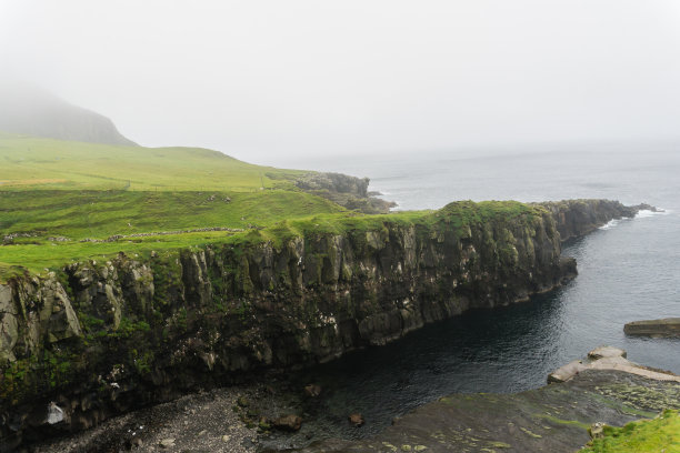 米肯斯岛到法罗群岛港口附近的山丘和悬崖图片下载