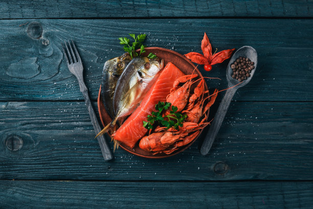 海鲜。呕吐鱼、龙虾、鲑鱼。在木制的背景上。前视图。文本的空闲空间。图片下载