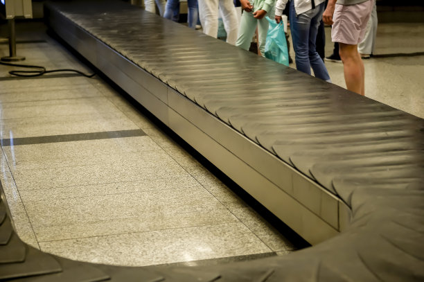 旅客在机场等行李传送带图片下载