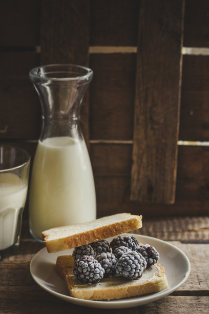 简单的食物，一个有浆果和牛奶的三明治图片下载