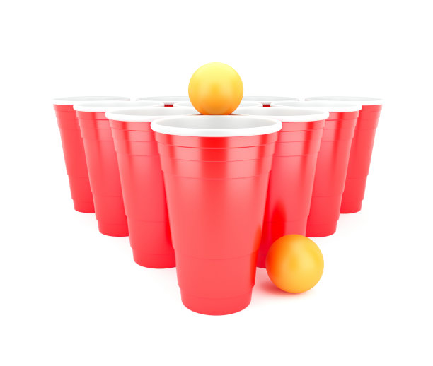 啤酒乒乓红色杯子与球在白色的背景。三维演示图片下载