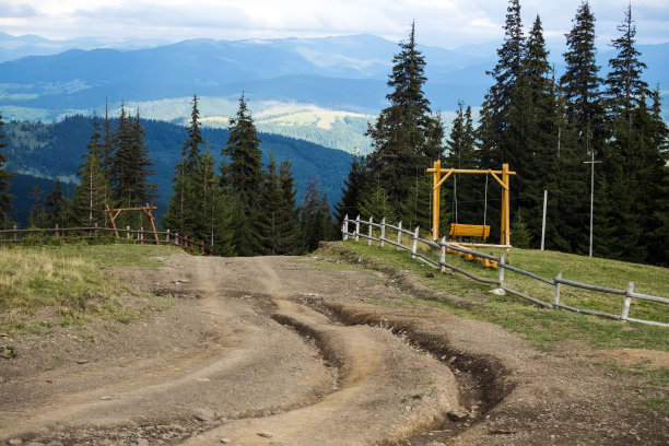山路有深沟有溪水图片下载