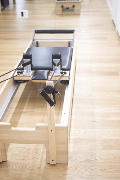 凯迪拉克普拉提健身房健身机。图片下载