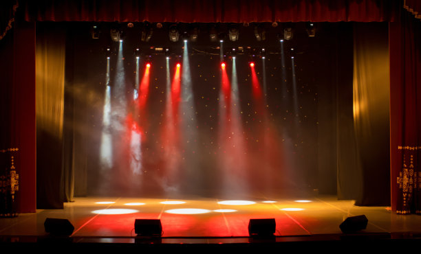 舞台被聚光灯和从观众席冒出的烟雾照亮的剧场舞台图片下载