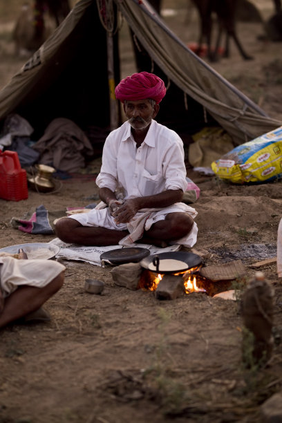 骆驼商人在普什卡的沙漠里烹饪食物图片下载