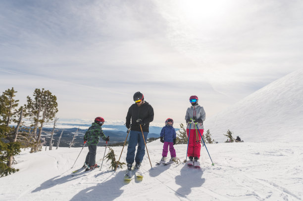 家庭滑雪度假!图片下载