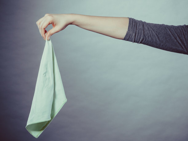 拿着臭抹布的人。图片下载