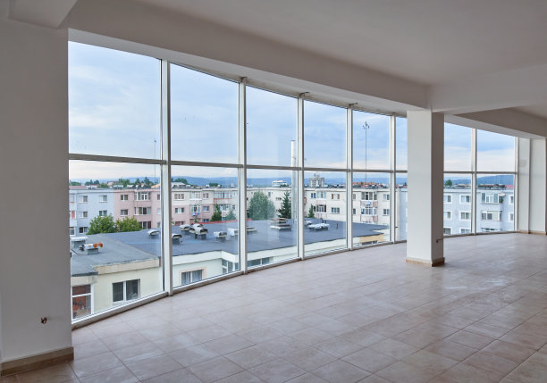 视野开阔的大房间的内部图片下载