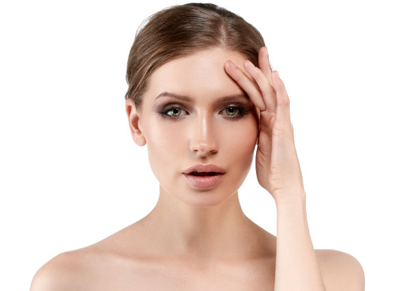 年轻女子美丽的皮肤和美丽的发型孤立在白色。图片下载