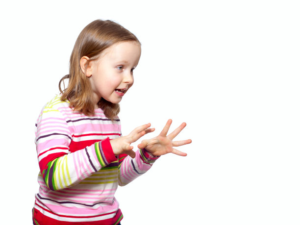 在白色的背景下，一个小女孩表现出了令人恐惧的情绪。图片下载