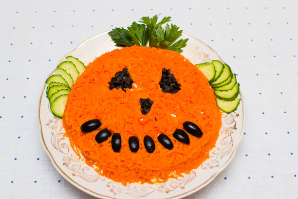 用胡萝卜和橄榄装饰的蔬菜沙拉图片下载