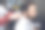一个人坐在一个男人理发的理发店里的椅子上。图片下载
