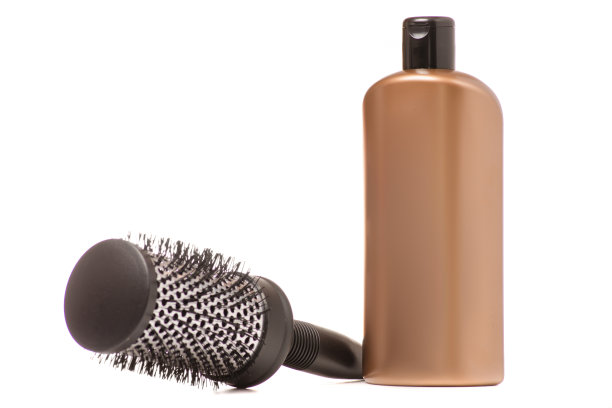 一瓶洗发水和梳子图片下载