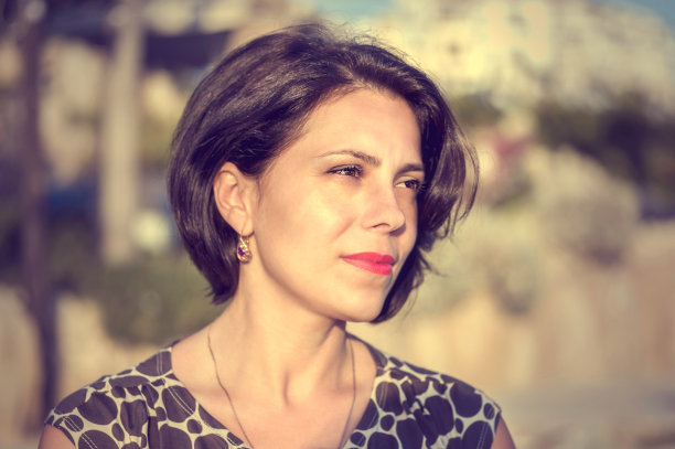 在地中海沿岸眺望远方的棕发女孩图片下载