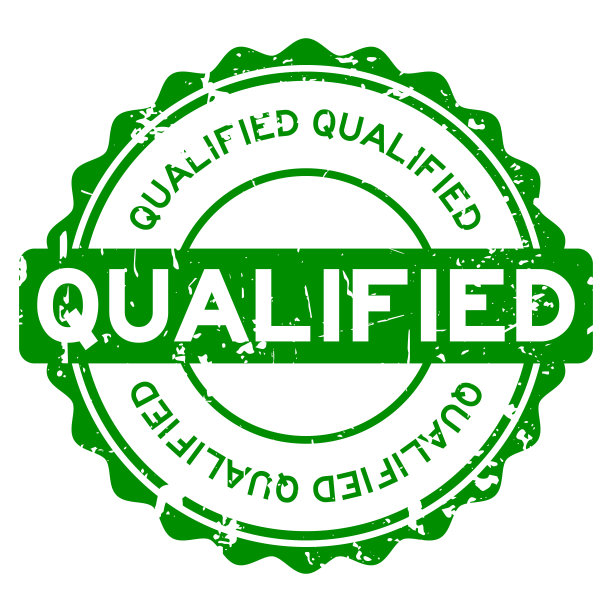 Grunge绿色合格圆形橡胶印章印章上的白色背景图片下载