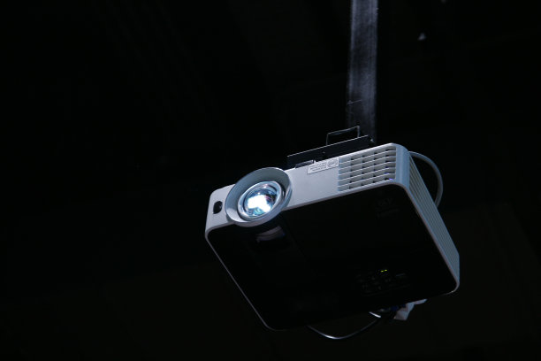 多媒体投影仪悬挂在天花板上图片下载