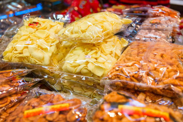 塑胶零食陈列于商店图片下载