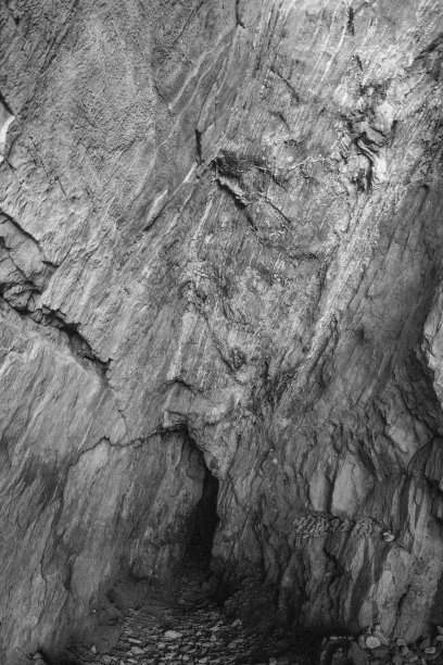 在山洞里。图片下载