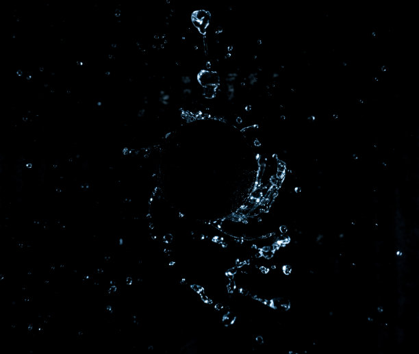 黑色背景中动态液体飞溅图片下载