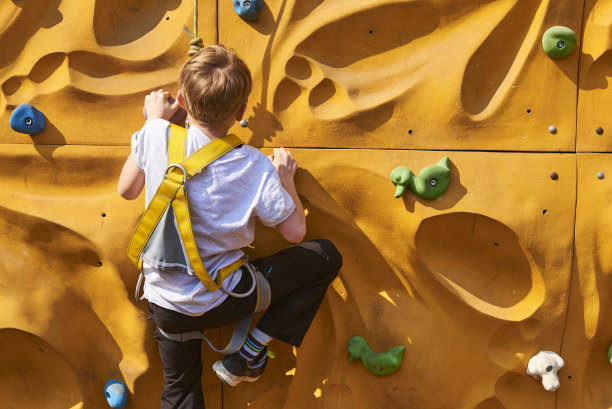 孩子在户外攀岩-抱石图片下载