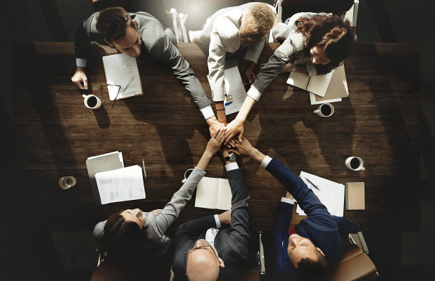 商界人士正携手合作图片下载