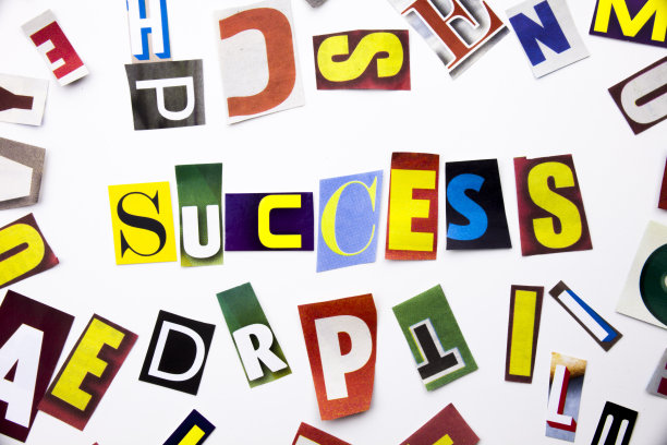 以不同的杂志、报纸、商业案例为素材，在白色的背景和空白的空间上，制作出一篇展示成功概念的文字图片下载