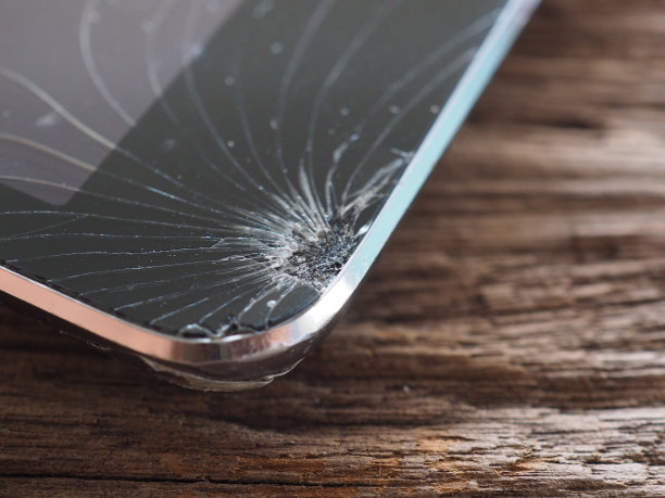 智能手机屏幕打破坠落地面和空间协议的概念，事故技术，保险，维修，维护。超出预期的事件数据保留图片下载