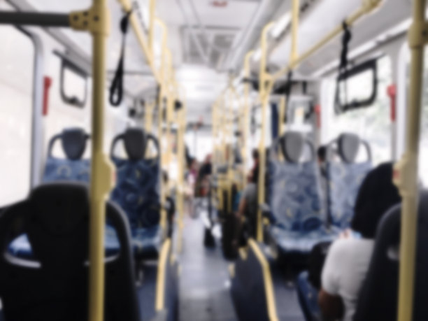 公交车空着，没有人。图片下载