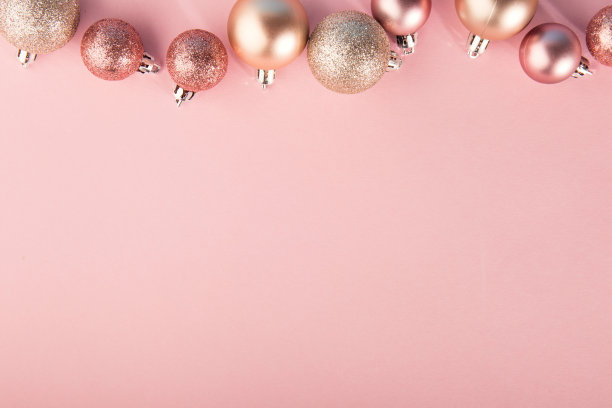 从上面的照片，明亮的闪闪发光的小玩意组成在粉红色的背景。图片下载