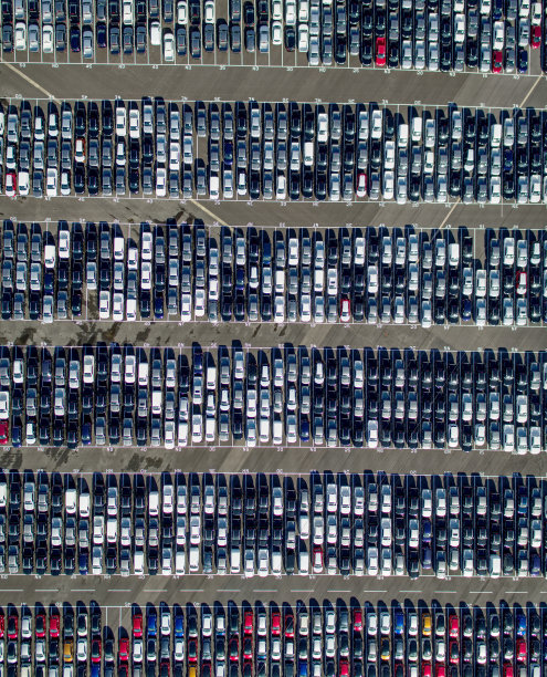 鸟瞰图的全新交付车停在埃文茅斯，布里斯托尔图片下载