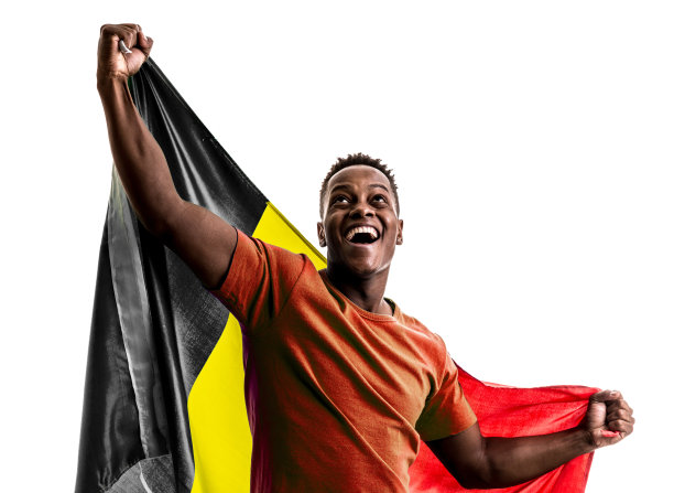 比利时黑人球迷举着国旗图片下载