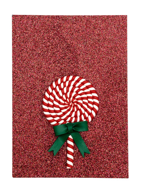 红色背景上的红色棒棒糖。圣诞烘烤。节日的概念。副本的空间。平的。图片下载