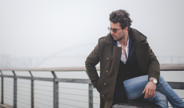 一个人在河边休息图片下载