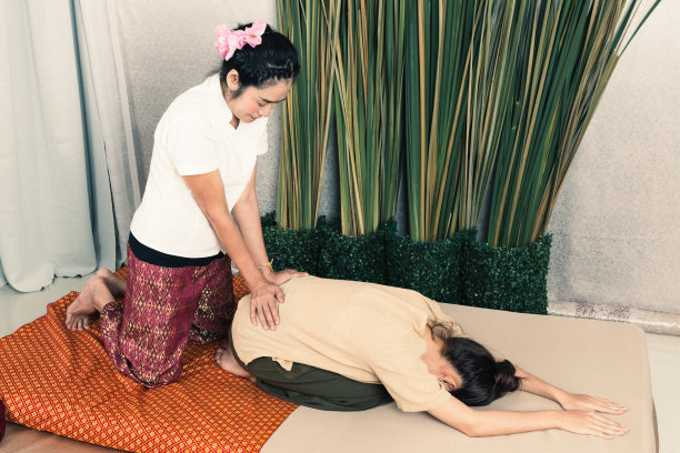 年轻女孩得到泰式按摩的女人为身体治疗图片下载