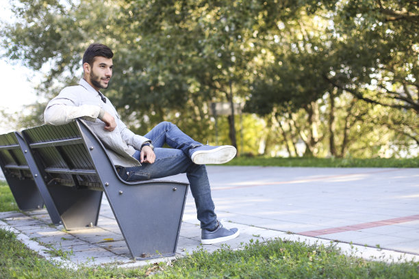 坐在公园长椅上的男人图片下载