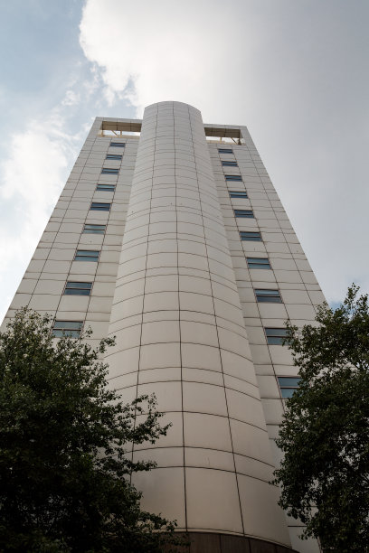 下面的白色混凝土塔图片下载