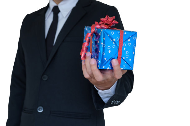 手里拿着礼盒。图片下载